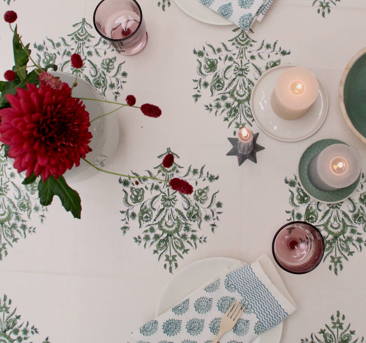 Handblockprinted tablecloth Varmala green 160 x 270 cm (63"x106")